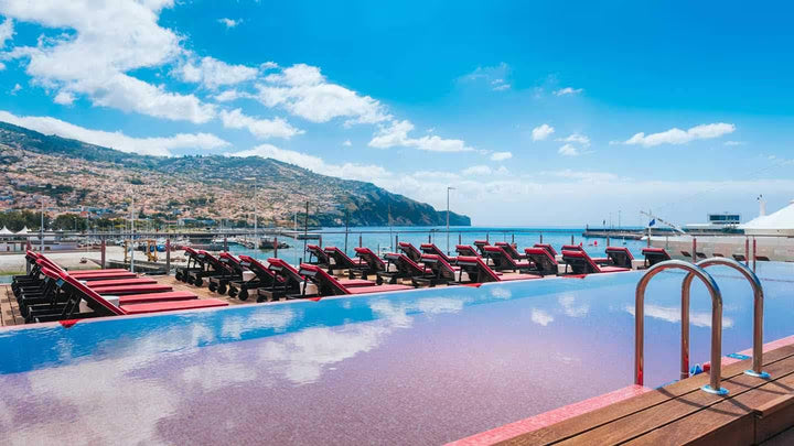 The Ezarri Niebla 06-C Pool Tile Collection