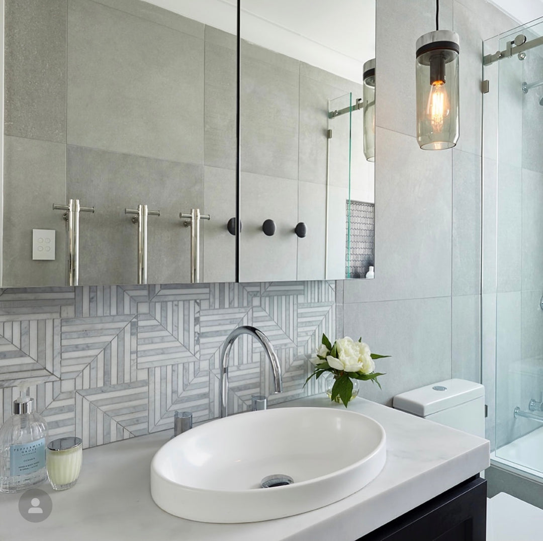 Chicago Carrara with Thassos Honed Mosaic