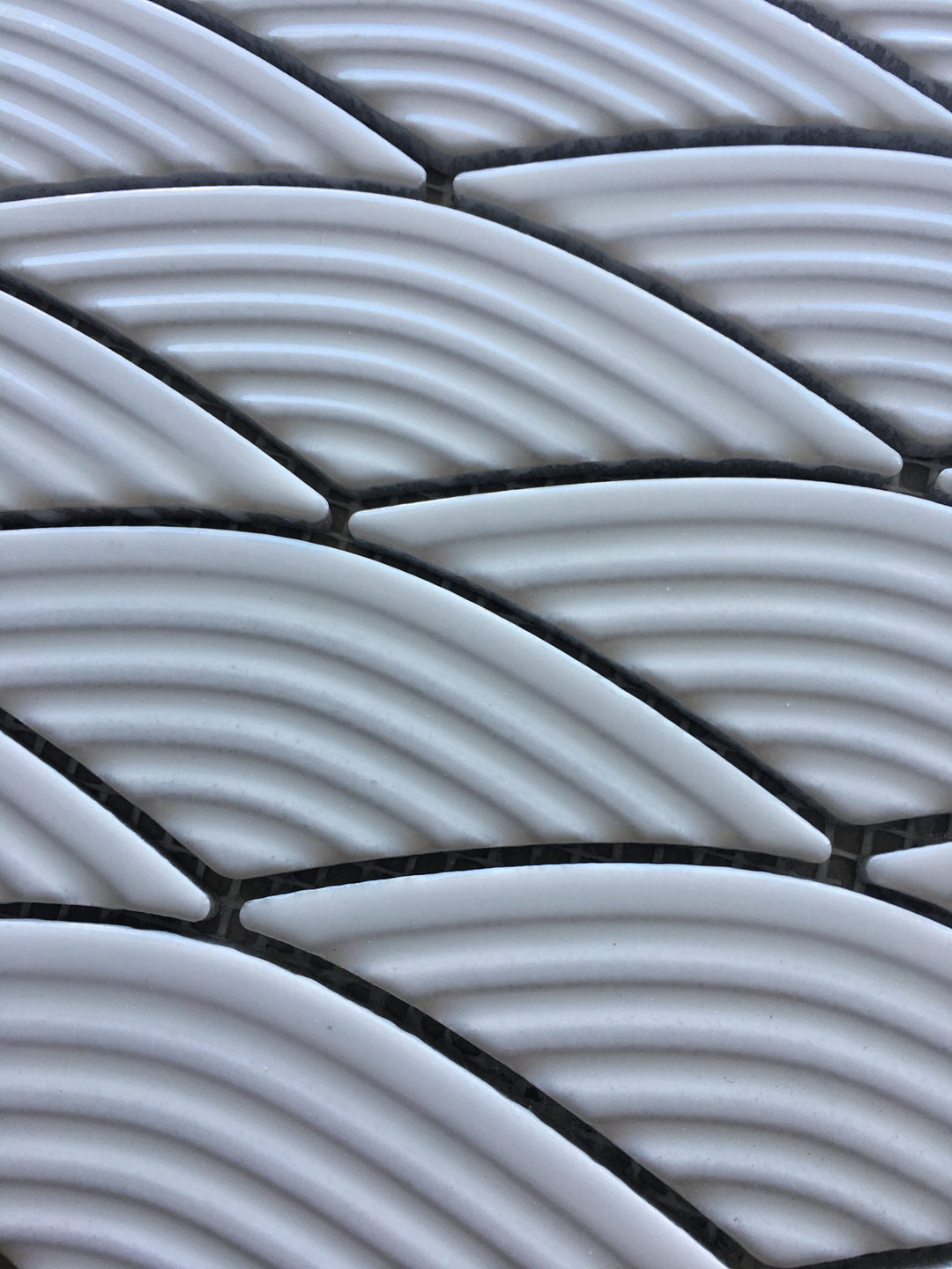 Ogi White Gloss Fan Mosaic