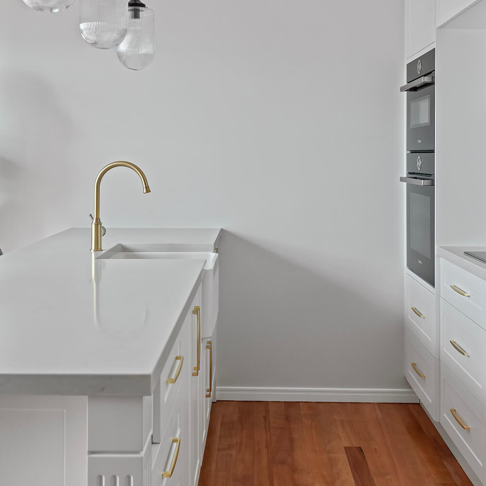 Turner Hastings Novi Fine Fireclay Gloss White Farmhouse Butler Sink