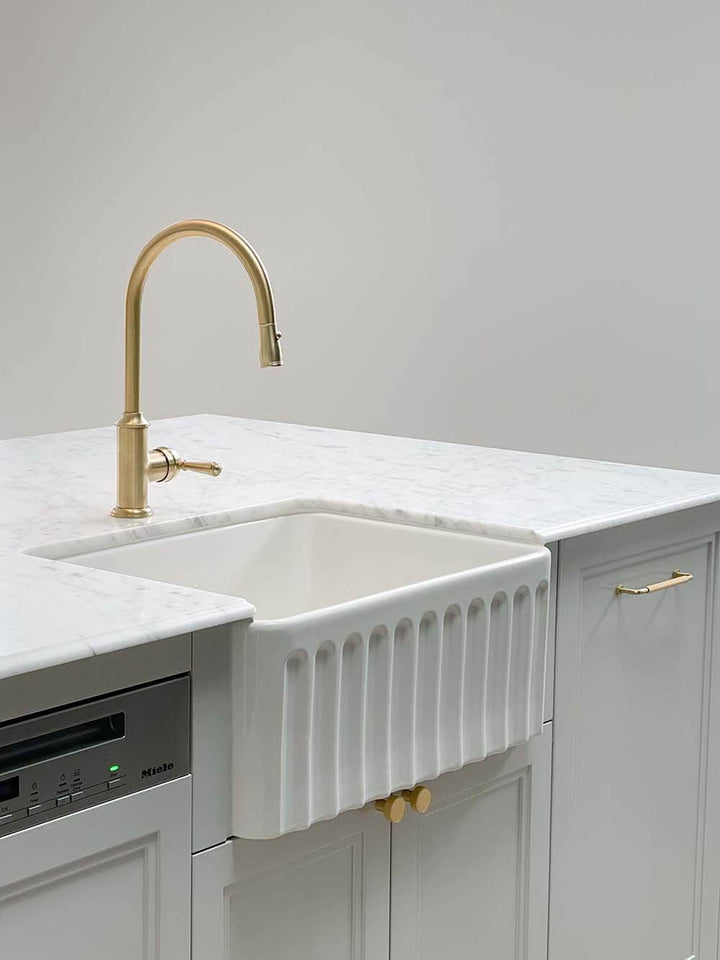 Turner Hastings Novi Fine Fireclay Gloss White Farmhouse Butler Sink