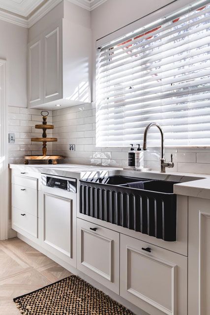 Turner Hastings Novi Fine Fireclay Matte Black Farmhouse Butler Sink