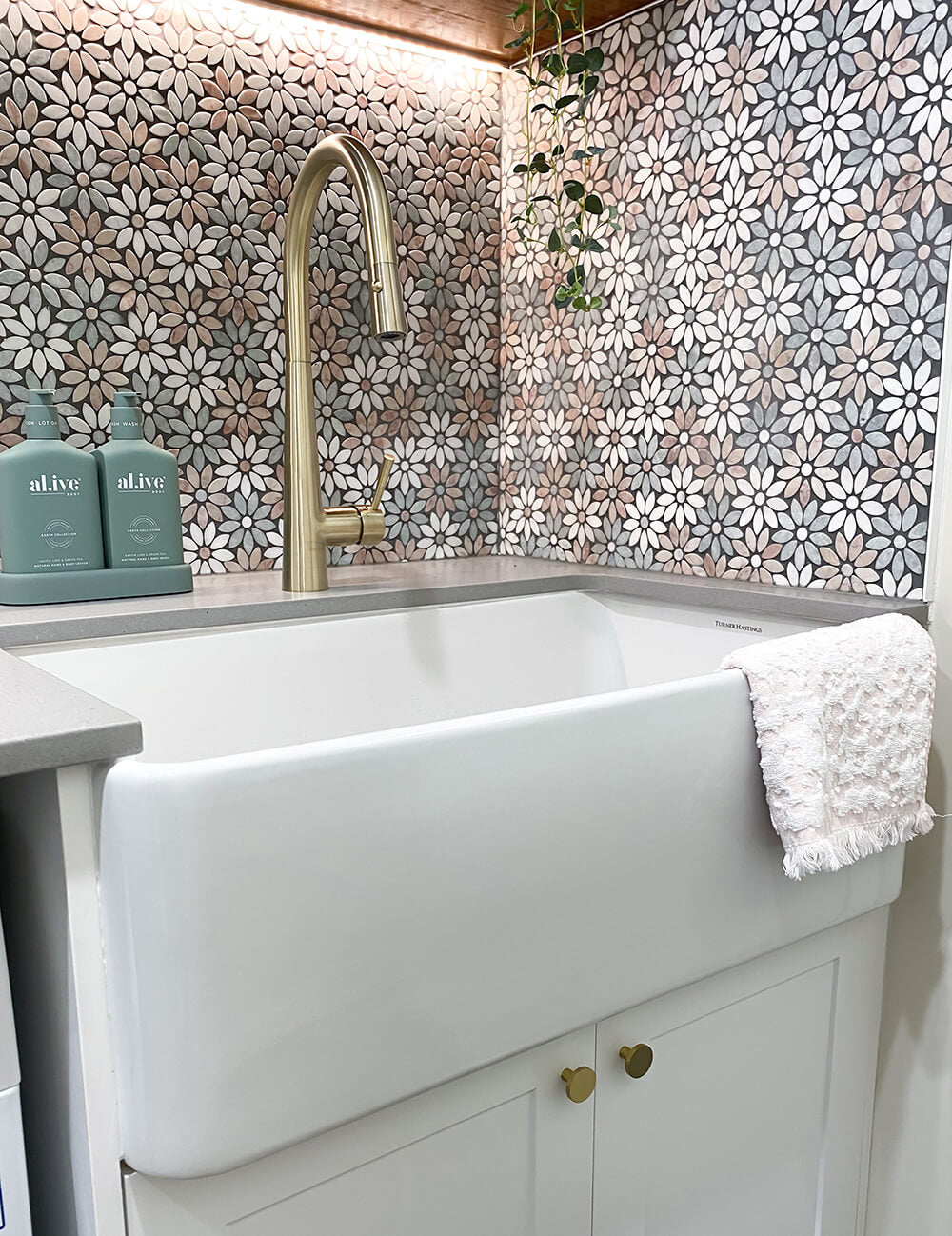 Turner Hastings Novi Fine Fireclay Gloss White Farmhouse Butler Sink